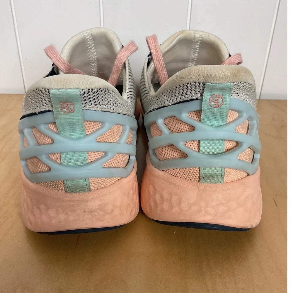 Kizik Ahtens Hands-Free Sneakers in Bahama Color 9‎ Womens